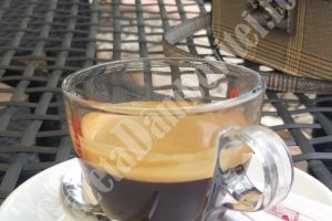 Vrei să bei o cafea la terasă? Nu te poţi aşeza pur şi simplu la masă! Reguli draconice pentru clienţi şi restaurante