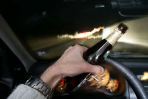 Bărbat din Alba Iulia, BEAT MANGĂ, cu o alcoolemie de 1,68 mg/l, depistat de poliţişti la volanul unei maşini, pe DN7. S-a ales cu dosar penal
