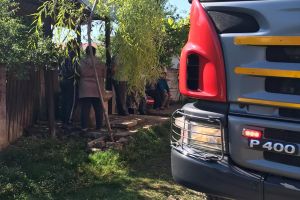 Femeie salvată de pompieri dintr-o fântână de 8 metri