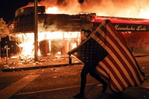 Arde SUA! 25 de oraşe americane se închid peste noapte pentru a stăvili protestele