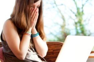 Perioada de carantină s-a încheiat, şcoala online continuă – ce categorii de părinţi sunt cele mai afectate de mutarea în online