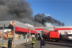 UPDATE 2: A fost emisa si avertizare Ro Alert. Bucuresti. Incendiu puternic. Pompierii intervin cu 24 de autospeciale de stingere     
