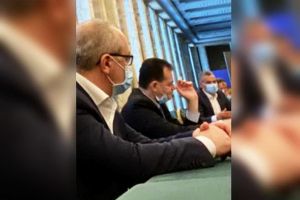 Nu se mai linişteşte! O nouă imagine cu premierul Ludovic Orban fumând în Palatul Victoria a devenit virală pe internet