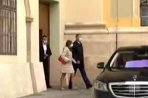 FOTO Klaus Iohannis şi-a petrecut weekendul la Sibiu – A fost la slujbă la biserică, în Piaţa Mare