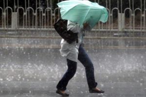 Ploi torenţiale şi vânt putenic în aproape toată ţara, până miercuri seara