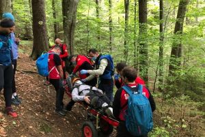 Turist rănit, recuperat de salvamontişti din Masivul Piatra Craiului (Foto)