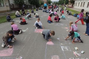 1 Iunie: Ziua Copilului. Zi în care se celebrează miracolul naşterii şi-al purităţii şi dreptul copiilor de a fi protejaţi