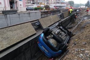 Accidentul de pe şantierul pasajului Magheru: Șoferul maşinii căzute era băut. Încerca să meargă cu spatele când a căzut în groapă