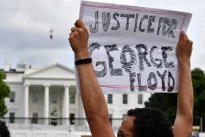 Donald Trump a fost mutat într-un bunker, după ce protestatarii au devenit violenţi lângă Casa Albă