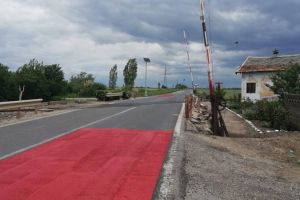 Timiş: a fost reamenajată trecerea peste calea ferată din zona Birda. Stâlpi de iluminat şi covor antiderapant