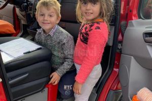 O familie săracă cu şase copii, ajutată cu alimente de Fundaţia Umanitară Nord ...