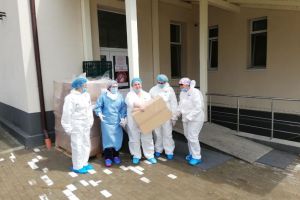 Crucea Roşie Suceava a donat 660 de combinezoane de protecţie pentru personalul medical din ...