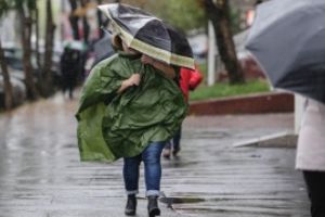 Vara începe cu ploi torenţiale. Mai multe judeţe vor fi lovite de vijelii şi grindină