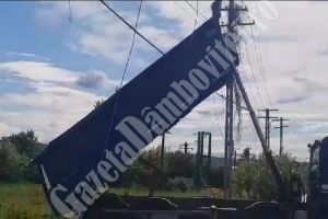 A rămas cu basculanta blocată în cablurile de înaltă tensiune (VIDEO)