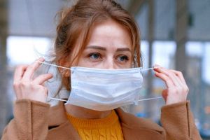 ATENȚIE, ROMÂNI! GREȘEALA CARE ÎȚI POATE FI FATALĂ. CE SE ÎNTÂMPLĂ DACĂ ÎȚI PUI MASCA INVERS