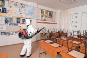 136.000 de măşti au fost distribuite în şcolile din judeţ/ Elevii din ani terminali se întorc, marţi, în bănci