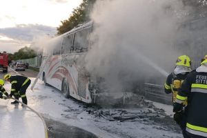 FOTO. Un autocar cu 49 de români a luat foc pe autostradă, lângă Viena