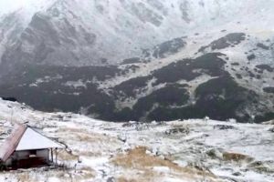 Ninge şi în munţii Retezat. Zăpada măsoară deja câţiva centimetri