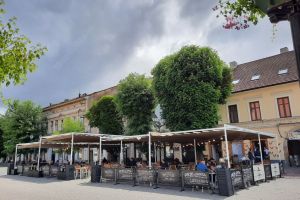Nerăbdători, precum copiii, oamenii au ieşit la terase şi stau la cozi la fast-food