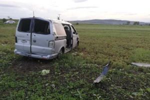 FOTO| ACCIDENT rutier pe DJ 106F, în apropiere de Gârbova: Un tânăr fără permis s-a răsturnat cu microbuzul furat din Miercurea Sibiului