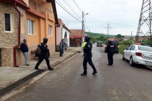 VIDEO| Desfăşurare de forţe a POLIȚIEI la Blaj pentru menţinerea siguranţei publice şi prevenirea răspândirii COVID-19