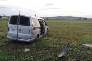 FOTO: Microbuz furat făcut praf într-un accident