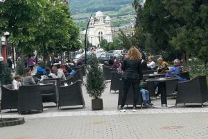 FOTO, VIDEO| S-au redeschis terasele în Alba Iulia: Bulevardul Transilvaniei, din nou animat de oamenii dornici de socializare
