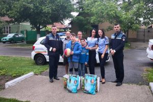 Cadouri pentru copiii nevoiaşi din partea poliţiştilor timişeni