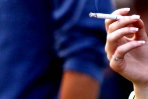Societatea Română de Pneumologie: creşte interesul adolescenţilor pentru ţigara electronică