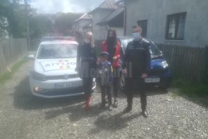 Ionuţ a primit o uniformă, jucării şi dulciuri de la poliţiştii suceveni