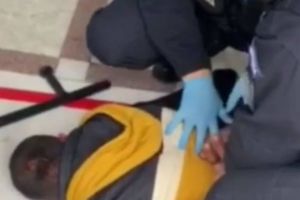 VIDEO. O mamă a fost ameninţată de propriul fiu cu toporul şi cuţitul. A fost prins de jandarmii din Reşiţa