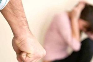 Cazul unei femei din Alba, ameninţată cu moartea de către iubit: Violenţa şi problemele în cuplu, accentuate de izolarea la domiciliu şi şomajul tehnic