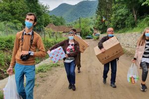 Zeci de copii din sate din Banat au primit, de ziua lor, jucării, dulciuri şi cărţi de la salvatorii de case