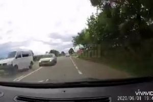 Un şofer a surprins două depăşiri inconştiente în Suceava, la interval de 12 minute