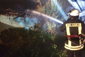 Incendiu la o casă din Braniştea. O bătrână a suferit arsuri de gradul I