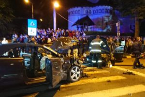FOTO & VIDEO Accident cumplit la Botoşani! Patru persoane au rămas încarcerate