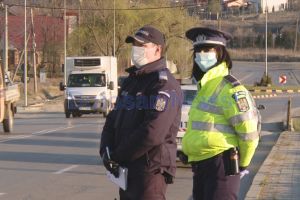 Poliţiştii botoşăneni continuă să împartă amenzi pe perioada stării de alertă. Sute de persoane legitimate şi zeci de maşini trase pe dreapta