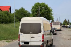Navetiştii, obligaţi să plătească bilete mai scumpe pentru transportul în comun, s-au plâns prefectului