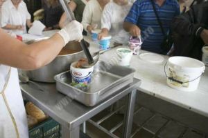 Mulţi sunt in impas! După pandemie, cererile pentru Cantina de Ajutor Social Târgovişte au crescut