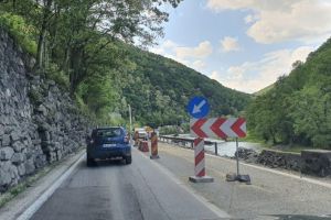 FOTO Se toarnă asfalt nou pe Valea Oltului – Trafic restricţionat pe alocuri