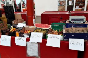 FOTO. Legume şi fructe lovite, oferite în mod gratuit, într-o piaţă din Cluj-Napoca