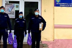 Tablete şi dulciuri de la jandarmi pentru 9 copii nevoiaşi din Sânnicolau Mare