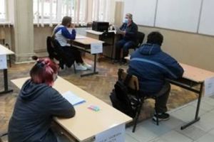 Mii de elevi din Timiş au început pregătirea pentru BAC şi Evaluarea Naţională. Poartă măşti de protecţie