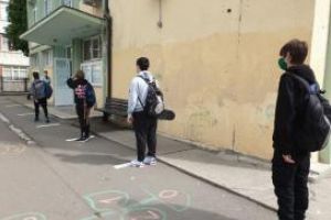 Elevii claselor a VIII-a si a XII-a au revenit la pregatire. Declaratiile prefectului si inspectorului scolar general (galerie foto+video)