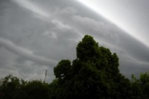 Informare meteo: Manifestări de instabilitate atmosferică-descărcări electrice, intensificări de scurtă durată ale vântului, grindină şi vijelii