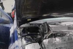 FOTO| INCENDIU la o maşină în Aiud: Intervin pompierii cu o autospecială