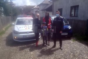 Ionuţ a primit o uniformă, jucării şi dulciuri de la poliţiştii suceveni
