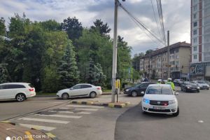 Poliţişti pe post de sperietoare la McDonald's pentru ca şoferii să nu mai blocheze artera ...