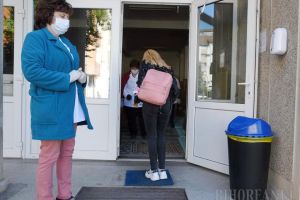 Revedere după 3 luni: Întorşi la şcoală, elevii bihoreni se bucură să-şi reîntâlnească profesorii şi colegii (FOTO / VIDEO)