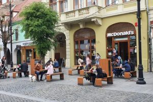 Prima zi la terasă – Sibienii au stat la coadă la fast – food şi la cafea